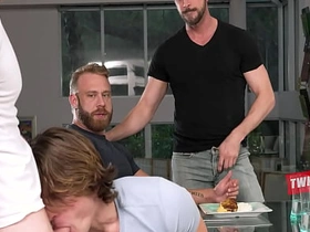 欢乐团聚引发嫩男继子互换 real sex videos asian gay