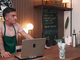 猛男片——莉莉撞见德雷克·冯和特雷弗·布鲁克斯搞逼，随后加入咖啡店激情3P koume japan gay porn