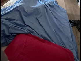 他在被窝里快速激烈地打飞机射精 - 真实高潮 gay porn sex japanese