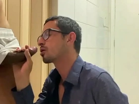 干到兴起把受的衣服撕烂，他穿着内裤跑了 korean police gay porn