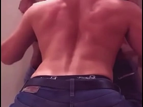 我在健身房厕所夺走了我健身兄弟的处男 asian macho gay sex videos