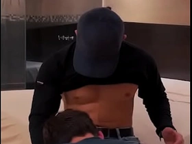 我给送气球的小哥额外小费，结果他把我操得爽翻天 gay korean sex porn