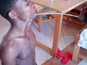 非洲黑人同志无套内射兼放尿 japan gay porn gym