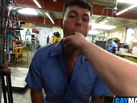 饥渴男人们在车间里3P狂操 japanese gay porn pov