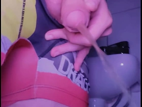 小白脸在厕所撒尿后舔自己的尿 gay asian freeze porn