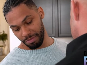 地下男孩 - 发情的托尼爬向布洛克鼓胀的裤裆 gay porn hot lose one's heart to cum