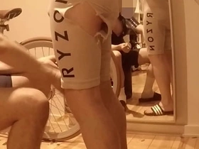 受伤自行车手继父与饥渴关怀儿子 - 第一部 免费 chinese drive gay porn