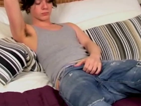 HomoEmo：情绪摇滚骚货桑迪·詹金斯在床上撸硬屌 porn blithe japan