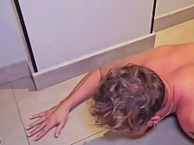 大胡子主人操烂小鲜肉的屁眼，把他当性奴使唤。BDSM狗玩羞辱高潮 asian gay sex videos for download