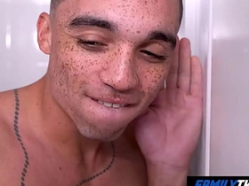 家庭嫩肉 - 看我朋友和他继父搞 gay porn chinese daddy white boy