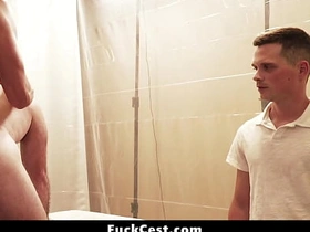 那男人毫不掩饰他青筋暴起的勃起鸡巴 - 乱伦性交 muscular chinese living souls gay porn