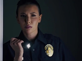 警察闯入外星扶她家 - 性渴寄生虫把辣妹变人妖 asian uncles gay sex videos