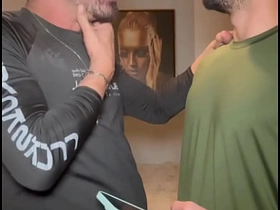 朋友看到我手机相册里的屌照非要看实物 结果忍不住直接口了起来 japanese human nature bear gay porn