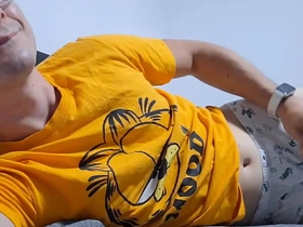 饥渴大学生在床上撸管等继父 asian gay raped porn