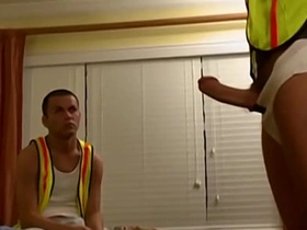 老爹性档案: 菜鸟Felix Andrews的紧穴吞下Richie Sabatini和Andrew Justice的肥屌 asian muscled gay dealings videos