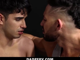 继子让继父抚弄他的鸡巴 任由其掌控 - 老爸变态 asian uncaring sex videos free download