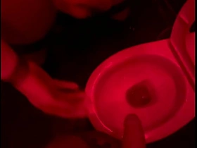 业余小帅哥在俱乐部厕所看朋友撒尿，伸手帮忙然后自己硬了... hot gay step brother porn