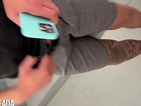 在健身房回来的路上在楼梯间给朋友口交 japanese gay porn purl