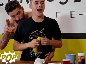 TWINKPOP - 嫩仔乔伊·米尔斯用打发奶油和糖粒装饰克里斯·该死的鸡巴 变成美味点心 gay japanese old men porn