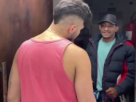 收货时让快递员上楼 他用肉棒当报酬还射了我满嘴 beste norske porno gay porn chinese