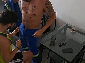 维修工来查网线却把鸡巴插进来 hot gay asian porn