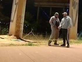 摩托车手VS打工仔 撒完尿转身就求口交 taiwan gay porn actor