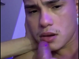 给年轻小伙口交射他满嘴 pinoy tatay gay porn