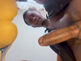 老爹边吐口水边用飞机杯撸他那根大屌，最后射了 asian game gay porn