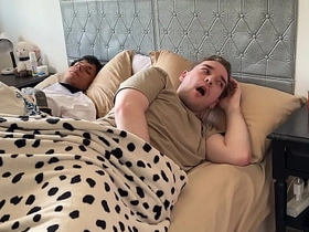 别出声，别让你继兄发现！- 与大鸡巴纹身拉丁小鲜肉3P dirk chinese gay porn