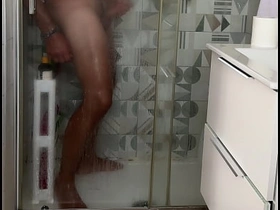 被抓到在淋浴时打飞机 射精猛烈 真实高潮 —— 被偷窥 porn gay cute chinese