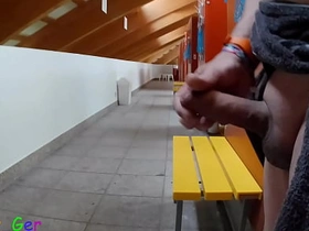 我在公共更衣室撸我厚包皮鸡巴，差点被抓到两次。 asian fisting gay porn