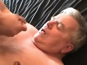 年轻亚裔射精在老爹脸上 japanese gay old man porn