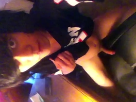 嫩0用光滑鸡巴磨椅子 隔着涤纶T恤手淫 taiwan banana gay porn