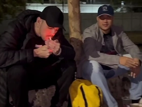 哥们在球场喝酒结果搞起基来，突然冒出个流浪汉让一切更有意思了 hot korean gay sex porn