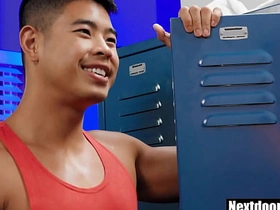 亚裔肌肉男被大屌朋友猛干 hairy japan joyful porn