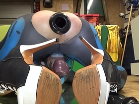 Extremeslut66 戴着隧道塞放屁，同时往屁眼里塞一根长假阳具 japan time ague porn gay