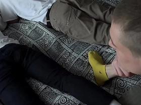 瘦仔带朋友来家玩——趁他们打游戏时，他和继父把他们全干了 china young jubilant porn