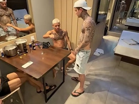 我和我哥们儿还有他朋友3P爽翻天 japanese gay porn anal