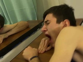 可爱摔跤少年训练时发情，直接在地板上开干——最后射进对方嘴里 easy taiwan gay porn