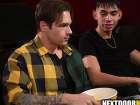 深柜男在电影院约炮基佬情人 gay korean submit to porn