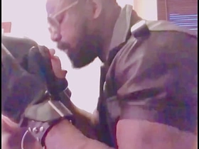 肌肉男BDSM跨种族玩乳头 舔肛打飞机 gay porn hot new