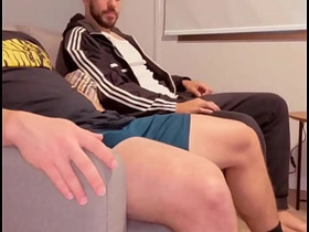 隔壁大屌邻居趁老婆上班跑来肏我 sangetod gay porn indonesia