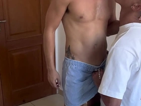 大鸡巴坐上去爽翻了 japanese helping hand gay porn