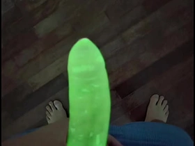 我试了霓虹避孕套 - 看它在黑暗中发光 korean gay porn 2021