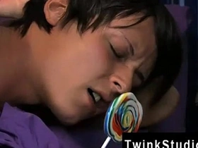 大屁股亚洲基佬电影 这个超级萌货边吃边 porn hub gay indonesia